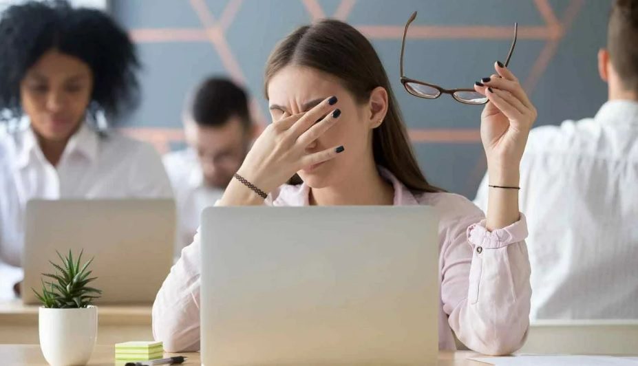 راههای کاهش خستگی چشم موقع کار با کامپیوتر