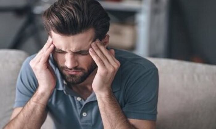 ۶ نشانه که به معاینه چشم نیاز داری 5 Frequent headache