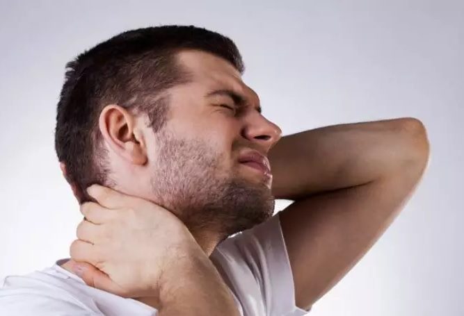 ۶ نشانه که به معاینه چشم نیاز داری 6 Frequent neck pain