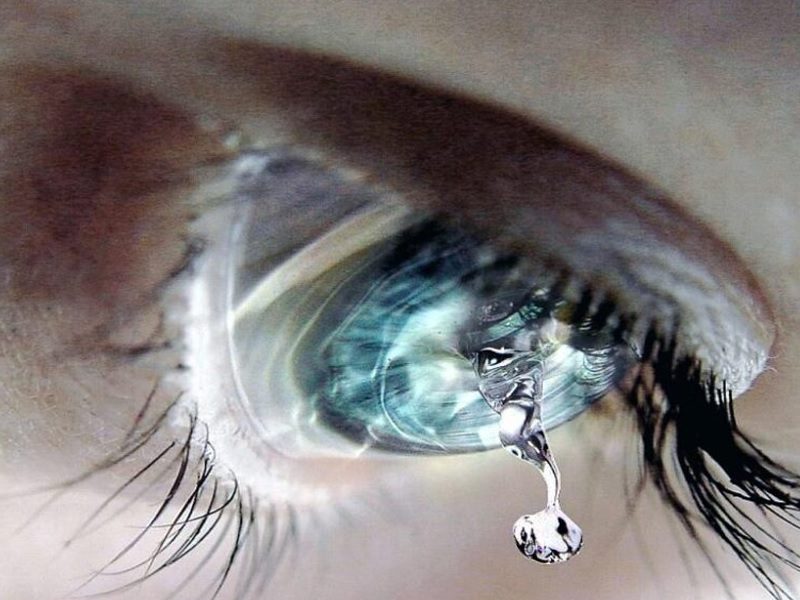 ۶ نشانه که به معاینه چشم نیاز داری 7 watery eyes